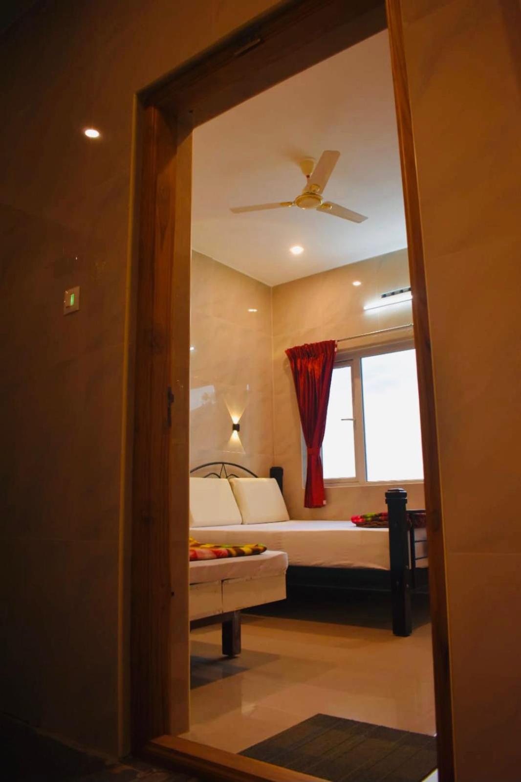 Sri Nandha Luxury Comforts Vālpārai Exterior foto