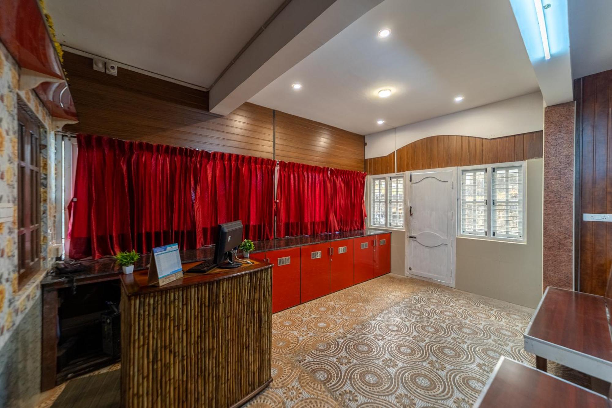 Sri Nandha Luxury Comforts Vālpārai Exterior foto