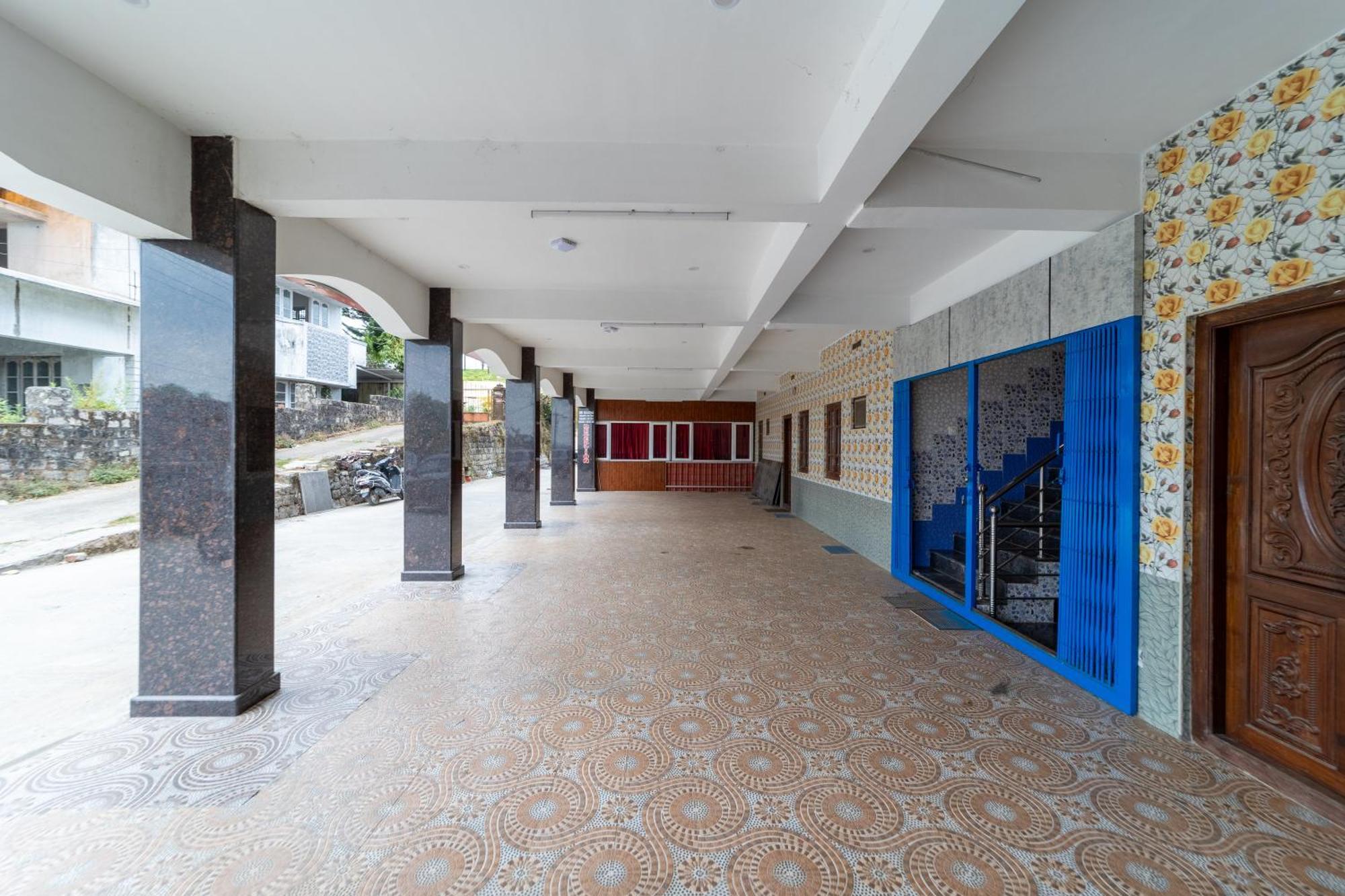 Sri Nandha Luxury Comforts Vālpārai Exterior foto